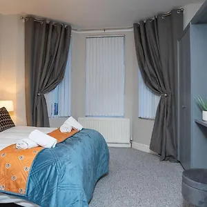 1 Bdr At Queens Uni By Breaks Apartment